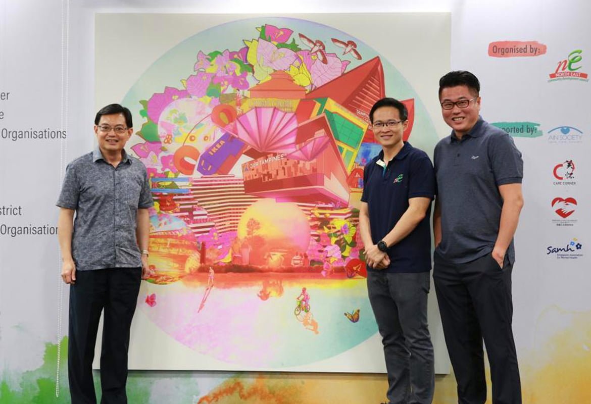 Photo of DPM Heng Swee Keat, Mayor Desmond Choo,Cityneon Group CEO Ron Tan with a centrepiece created by Artist Mr Gary Ang